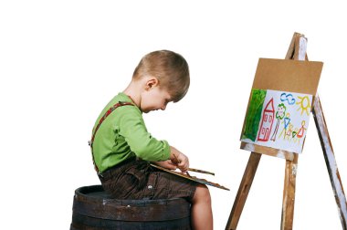 Küçük bir çocuk bir resim çizer. Okul öncesi eğitim