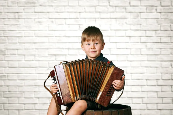 Petit garçon gay avec l'accordéon. Éducation préscolaire — Photo