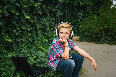 Öğrenci çalışmaları okul dışında bir dizüstü bilgisayar kullanarak. Eğitim kavramı