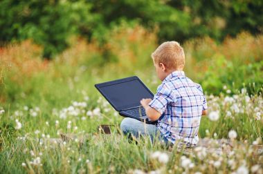 okul öncesi okul dışında dizüstü kullanarak çalışır. Okul öncesi eğitim kavramı