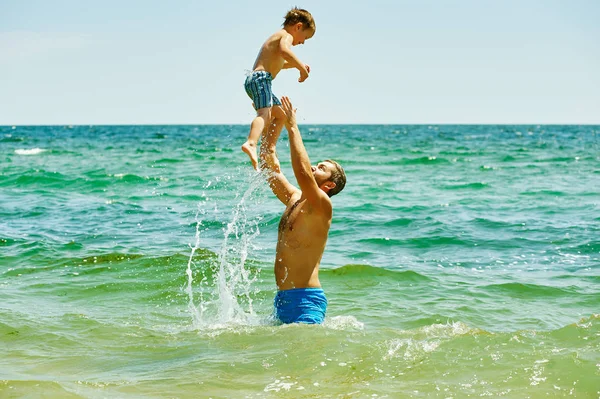 Babası son ile denizde çalacak