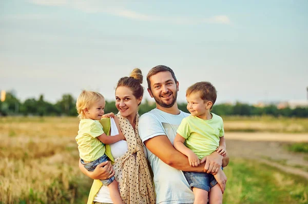 Joyeux jeune famille ensemble dehors dans la nature . — Photo