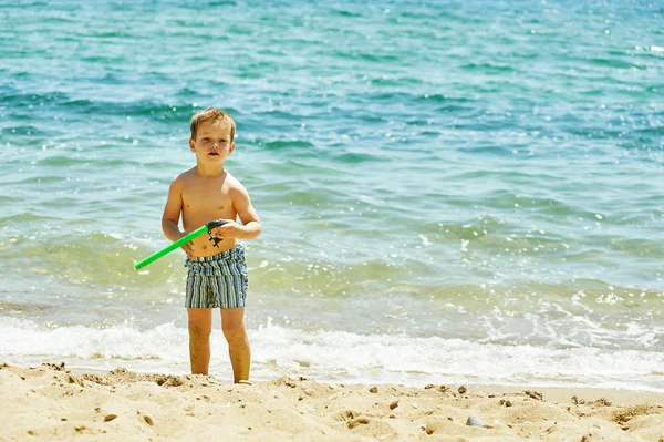 Chłopiec na seashore — Zdjęcie stockowe