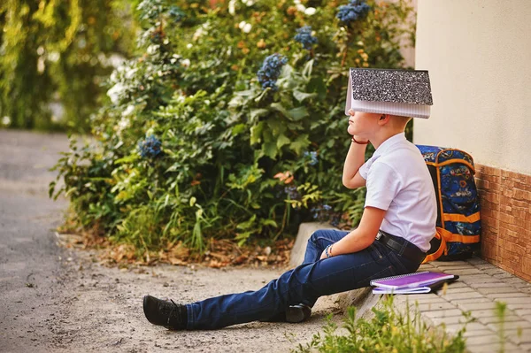 Retrato de un colegial en la calle con mochila y cuadernos —  Fotos de Stock