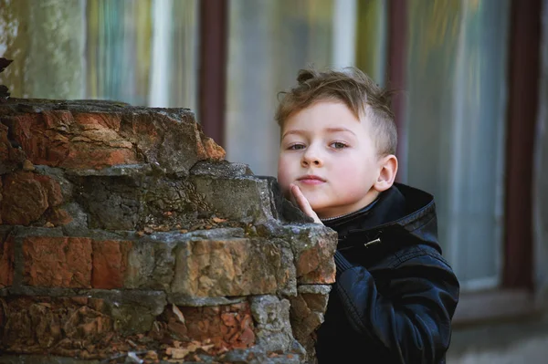 Un chico mira desde detrás de una esquina. Juegos para niños — Foto de Stock