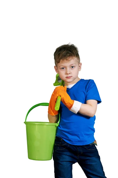 Um rapaz com um MOP e um balde. Pequeno ajudante.  . — Fotografia de Stock