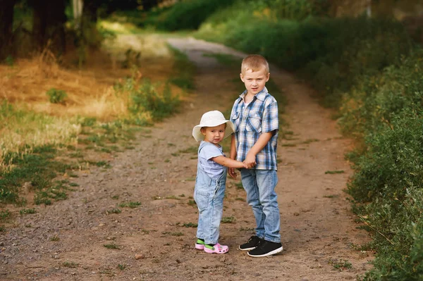 Children walk in a Park , Brother and sister on a summer walk — Stock Photo, Image