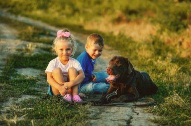 Labrador iki çocuk ile bir köpek doğurmak