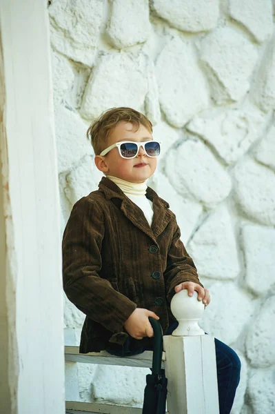 Retrato elegante de um menino na rua — Fotografia de Stock