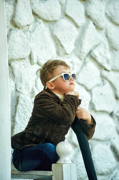 Стильный портрет мальчика на улице — стоковое фото