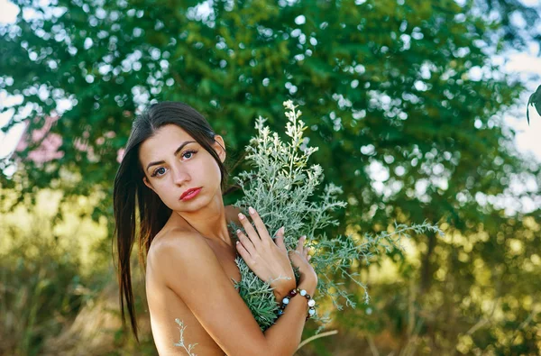 Krásná mladá žena na pozadí přírody — Stock fotografie