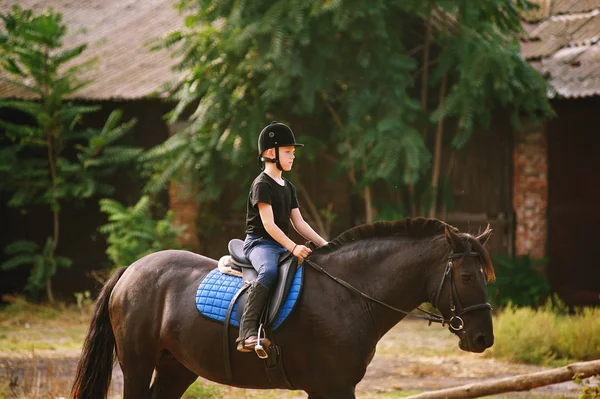 骑在马背上的男孩。骑马 — 图库照片