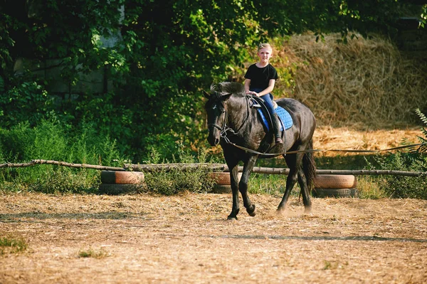 骑在马背上的男孩。骑马 — 图库照片