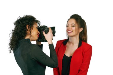 Bir kız model kadın fotoğrafçı poz
