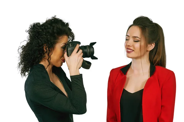 A girl model posing in the woman photographer — Stock Photo, Image