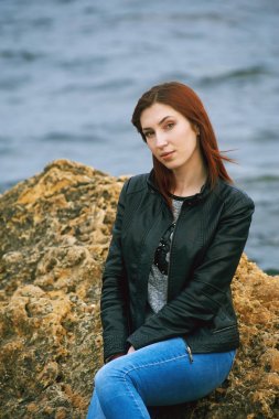 bir şehirde Park Kızıl saçlı bir kız portresi