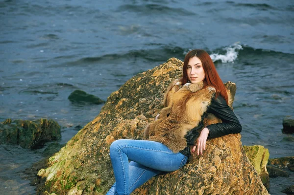 Retrato de una chica pelirroja en un parque de la ciudad —  Fotos de Stock