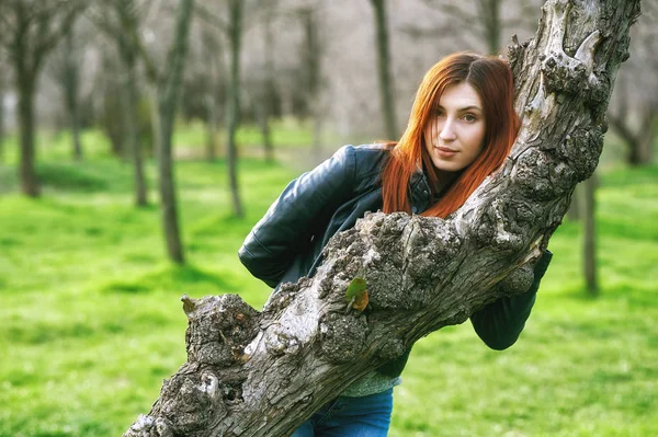 Retrato de una chica pelirroja en un parque de la ciudad —  Fotos de Stock