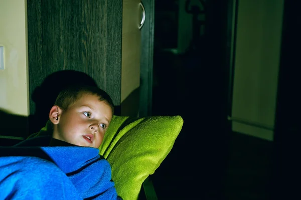 Испуганный маленький мальчик в постели. Ночные кошмары. — стоковое фото