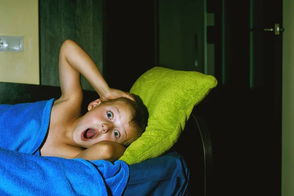 Un niño asustado en la cama. Terrores nocturnos — Foto de Stock