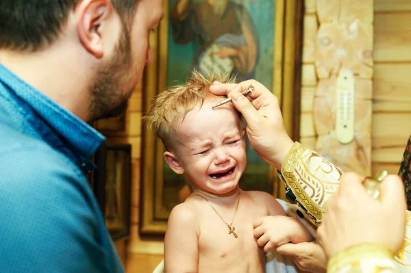 El bautismo de un niño en la Iglesia Ortodoxa — Foto de Stock