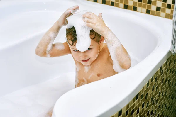 Chłopiec bierze kąpiel. Higiena i Pielęgnacja — Zdjęcie stockowe