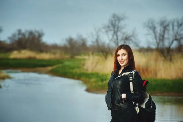 Hermosa pelirroja en un paseo de primavera  . —  Fotos de Stock