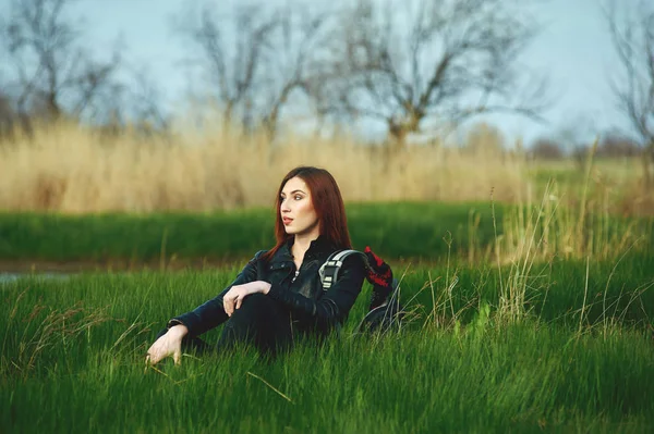 Hermosa pelirroja en un paseo de primavera  . —  Fotos de Stock