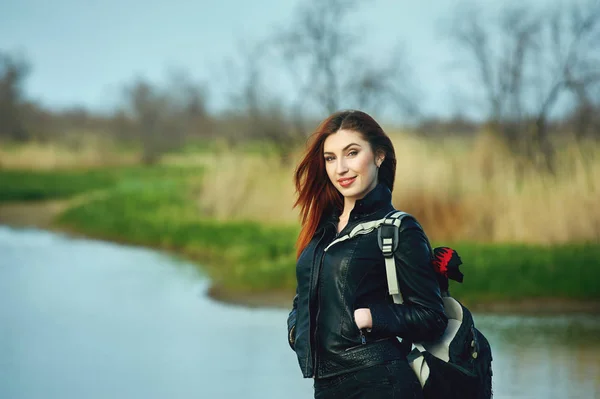 Hermosa pelirroja en un paseo de primavera  . —  Fotos de Stock