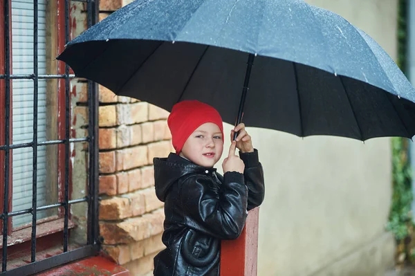 The boy holding the umbrella , the Spring walking in the rain — Stock Photo, Image