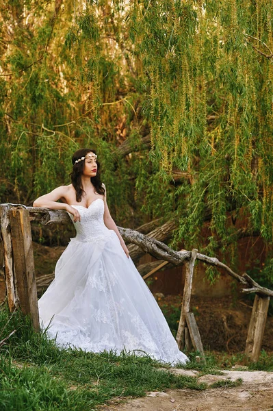 Junge schöne Braut im blühenden Garten. Hochzeitstag — Stockfoto