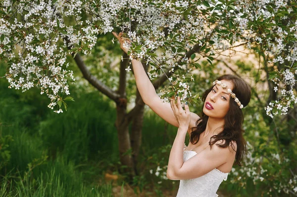 Junge schöne Braut im blühenden Garten. Hochzeitstag — Stockfoto