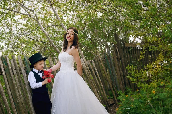 Junge schöne Braut im blühenden Garten. Hochzeitstag — Stockfoto