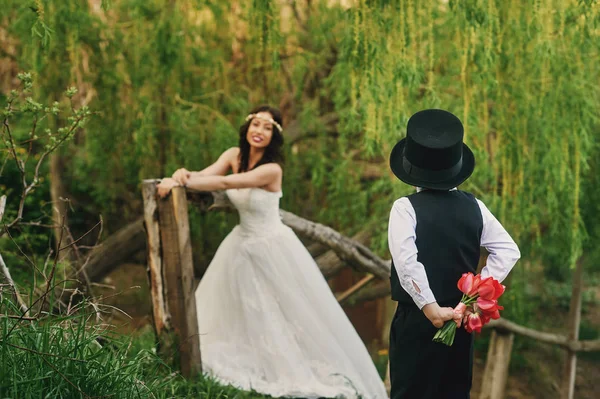 Молода красива наречена в квітковому саду. День весілля — стокове фото
