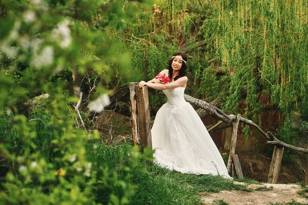 Jovem noiva bonita no jardim florido. Dia do casamento — Fotografia de Stock