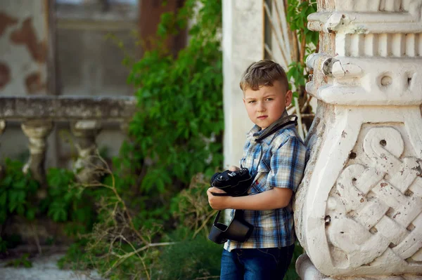 Ragazzo con fotocamera retrò e mappa della città — Foto Stock