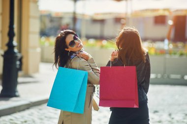 Torbalı kasabada moda kız. Alışveriş kavramı