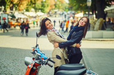 Şehirde neşeli genç kadın