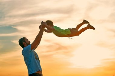 Mutlu baba ile son günbatımı arka planda çalacak. Babalar günü kavramı