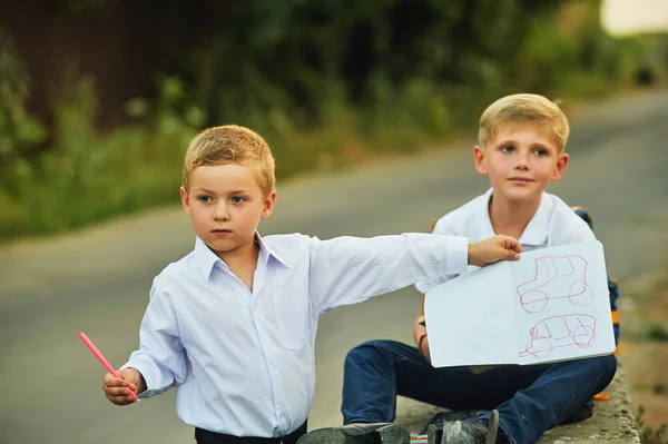Два мальчика-школьника веселятся после школы — стоковое фото