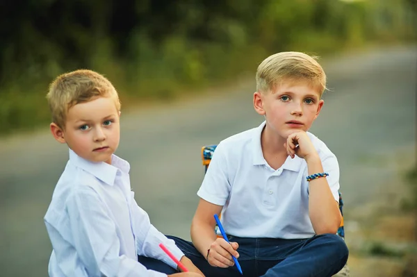 两个男孩小学生放学后玩耍 — 图库照片