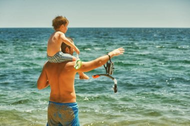  Baba ve oğul denizde eğleniyor