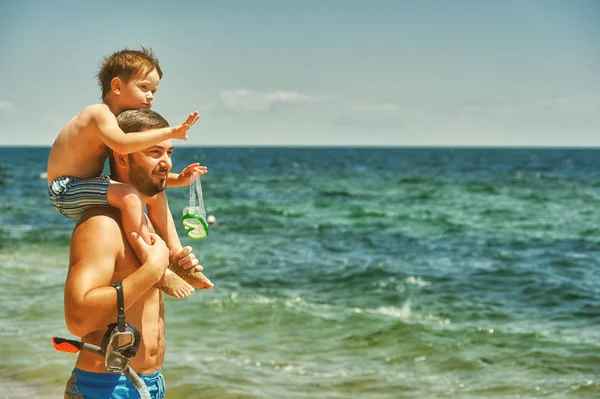 Père et fils s'amusent en mer — Photo