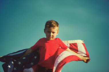 Amerikan bayrağı ile mutlu çocuk. Vatansever tatil. 