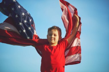 Amerikan bayrağı ile mutlu çocuk. Vatansever tatil. 