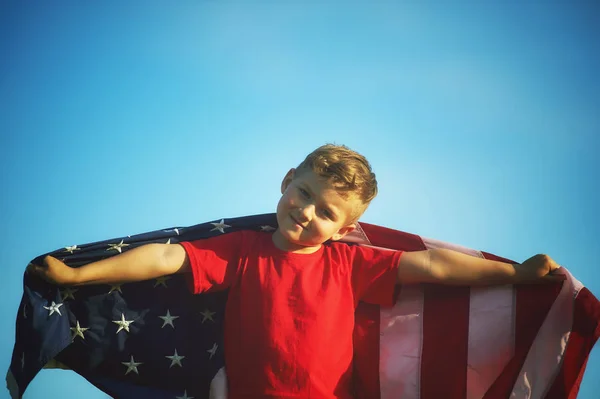 Un chico feliz con la bandera americana. Vacaciones patrióticas . — Foto de Stock