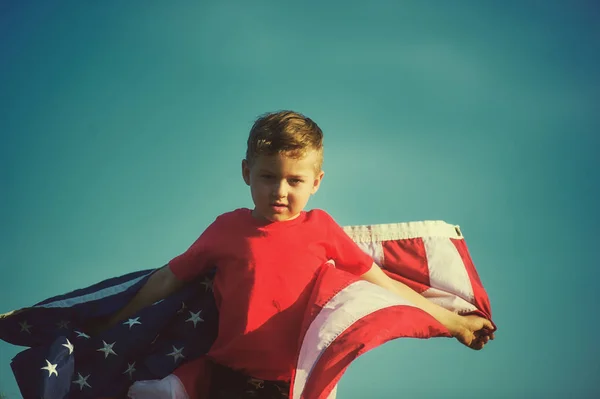 Szczęśliwy chłopiec z amerykańską flagą. Patriotyczne wakacje. — Zdjęcie stockowe