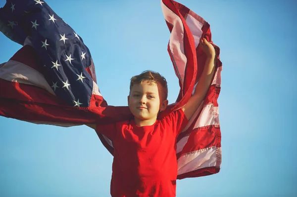 Un chico feliz con la bandera americana. Vacaciones patrióticas . — Foto de Stock