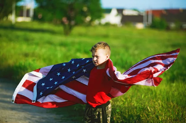 Szczęśliwy chłopiec z amerykańską flagą. Patriotyczne wakacje. — Zdjęcie stockowe