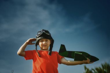 Amerikan bayrağı ile mutlu çocuk. Vatansever tatil. ABD bayrağı